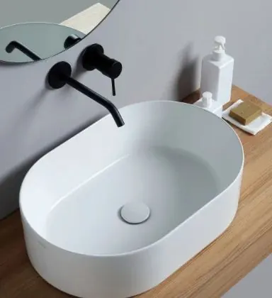 Aufsatzwaschbecken mit schwarzer Wandarmatur