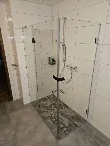 Rahmenlose Duschabtrennung